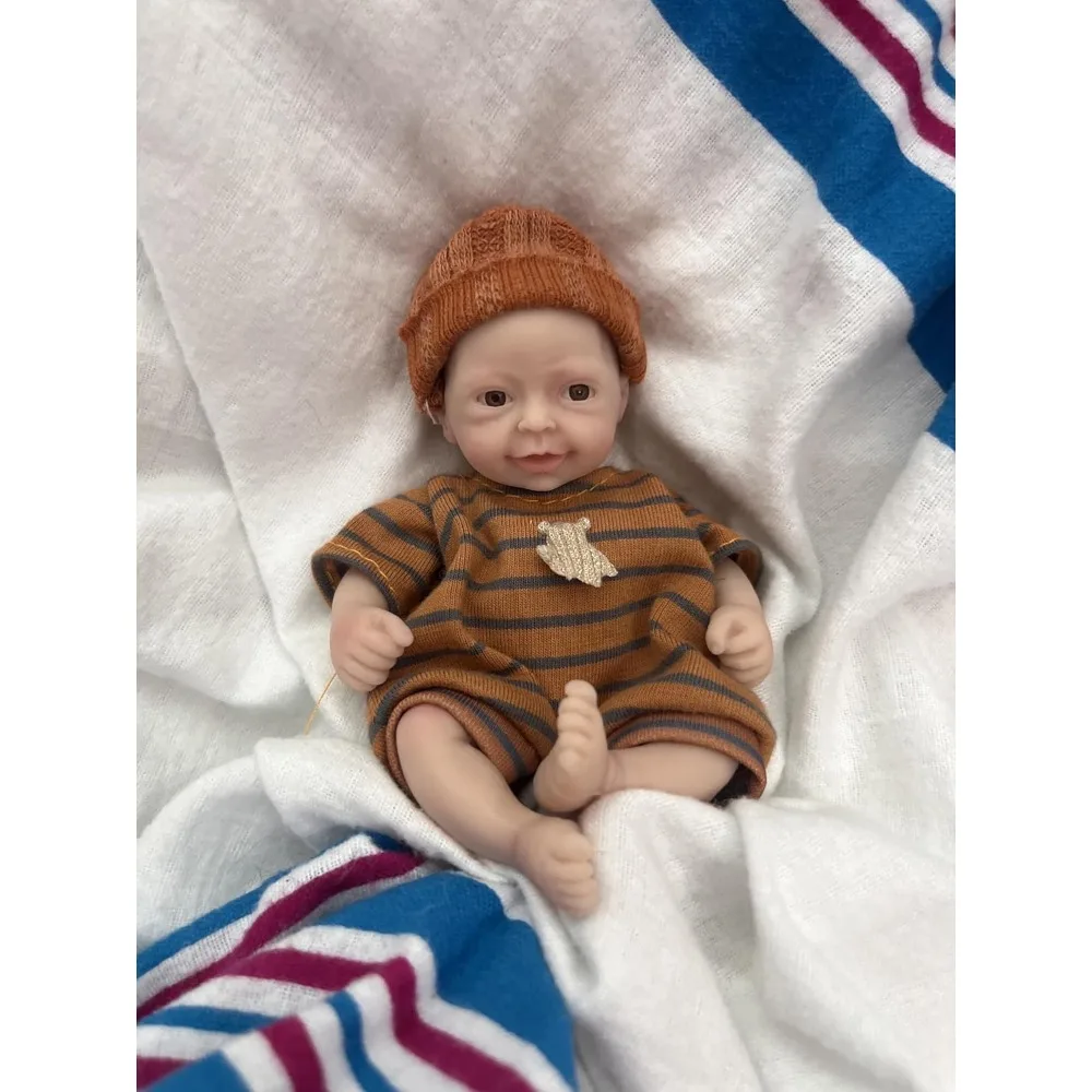 Miniatur-Reborn-Babypuppe, 5,5 Zoll groß, mit braunen Augen, vollständig aus Silikon, realistisches Aussehen, inklusive Kleidung und Zubehör für die Fütterung. – Detail 6