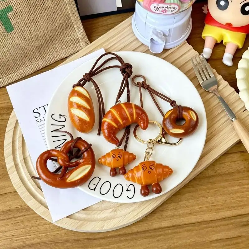 Realistischer handgefertigter Croissant-Brot-Anhänger Schlüsselanhänger Niedlicher Lebensmittel-Charm für Taschen, Autos, Schlüsselringe, Küchendekoration, Geschenke – Detail 1