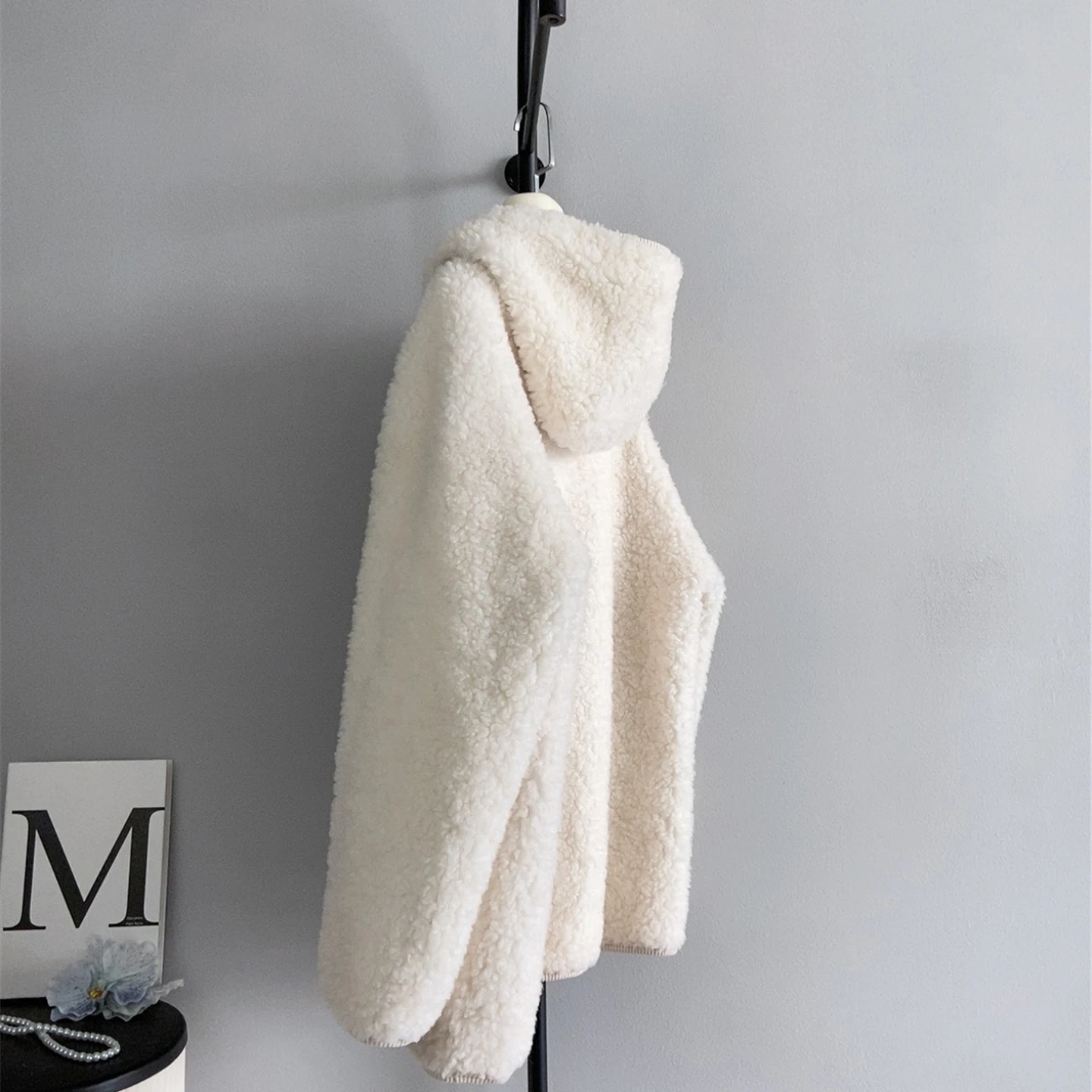 เสื้อโค้ทผู้หญิงแบบมีฮู้ดบุขนสัตว์ผสม แฟชั่นแบบกระดุมแถวเดียว แจ็คเก็ตขนแกะสไตล์เกาหลี หนาและอบอุ่น