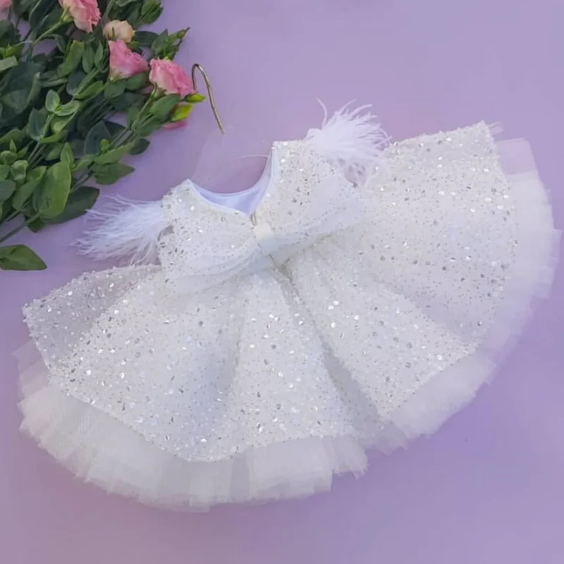 Weiße Blumenmädchenkleider Tüll Puffy Paillettenrock mit Schleife Feder Schulter für Hochzeit Geburtstag Bankett Prinzessin Kleider