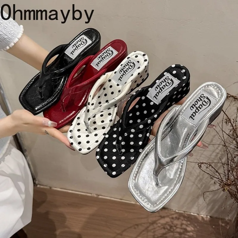 Designer Sommer Polka Dot Damen Pantoletten mit Keilabsatz – Elegante Flip-Flop-Schuhe für den Außenbereich, Zehensteg-Strandsandalen für den Urlaub