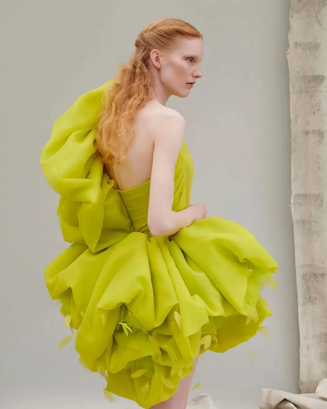 Chic abito da sera corto con volant verde Neon con piume abito da ballo in Organza arruffato con una spalla 2023 abiti da cerimonia da sera da donna