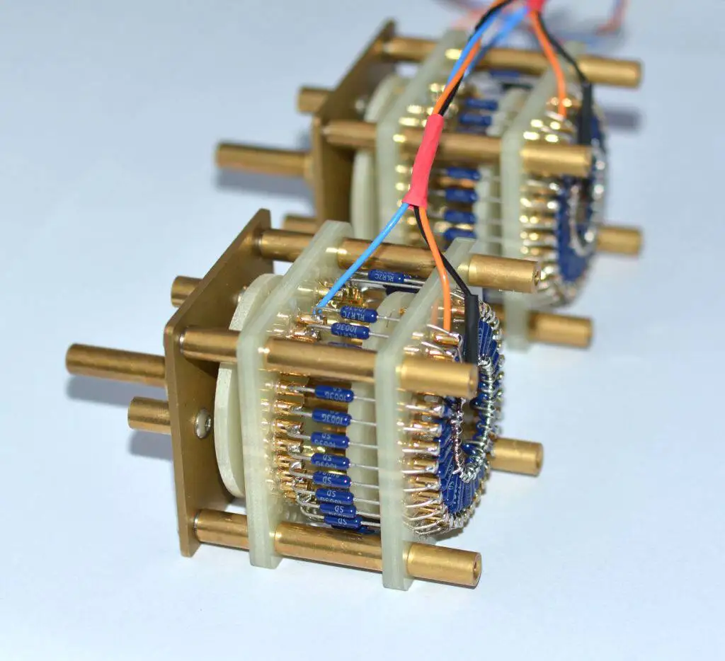 A Pair of Gold-plated 33-speed L-Type Mono Potentiometers