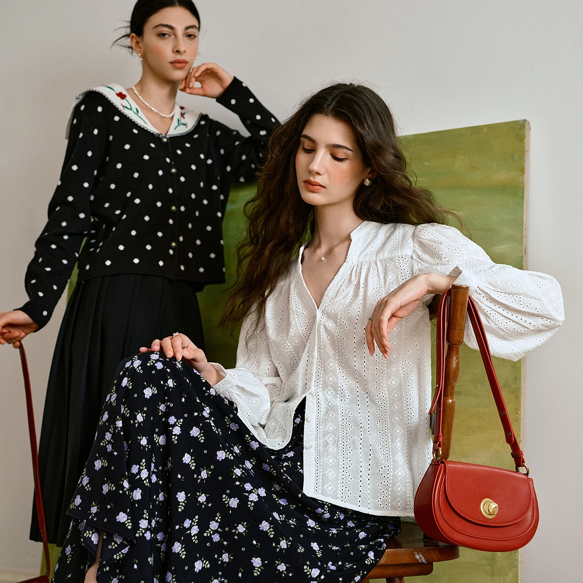 OLrain المرأة الجديدة الفرنسية شيك الخامس الرقبة بلوزة الخريف طويلة الأكمام قميص مع مخرمة التطريز مطاطا الكفة التفاصيل O57QC000336