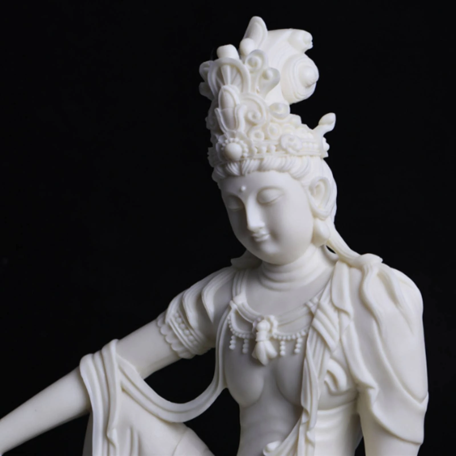 Seated Guanyin Statue Tabletop Guanyin Statue Bodhisattva Figurine Detailed Robes Religious Decor Serene Ambiance for Entryway