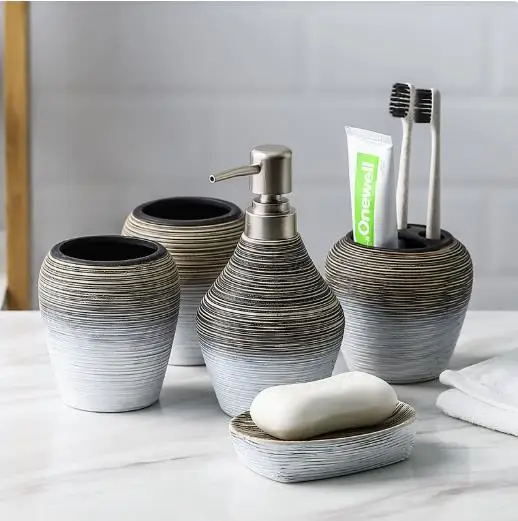 

Ретро-набор для ванной из пяти предметов: мыльница, стакан, дозатор для лосьона, держатель для зубных щеток