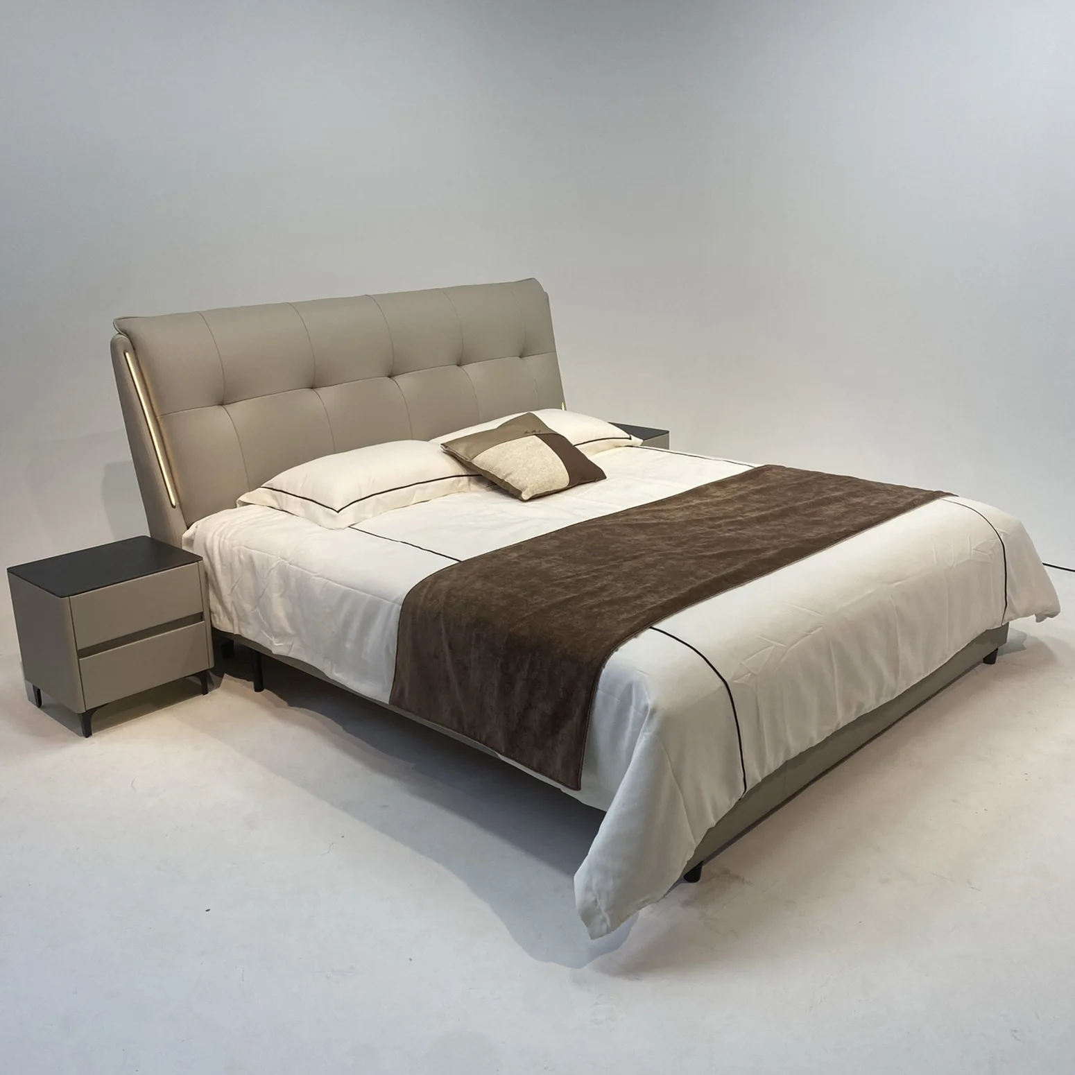 

Брендовая итальянская минималистичная легкая роскошная кровать из воловьей кожи первого слоя, современная простая мягкая кровать для спальни, двуспальная регулируемая кровать