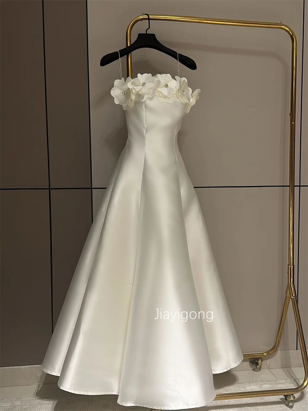 Vestidos de Noite Longos Personalizados em Estilo Chinês, Charmeuse Clássico com Pregas e Flores, Sem Alças