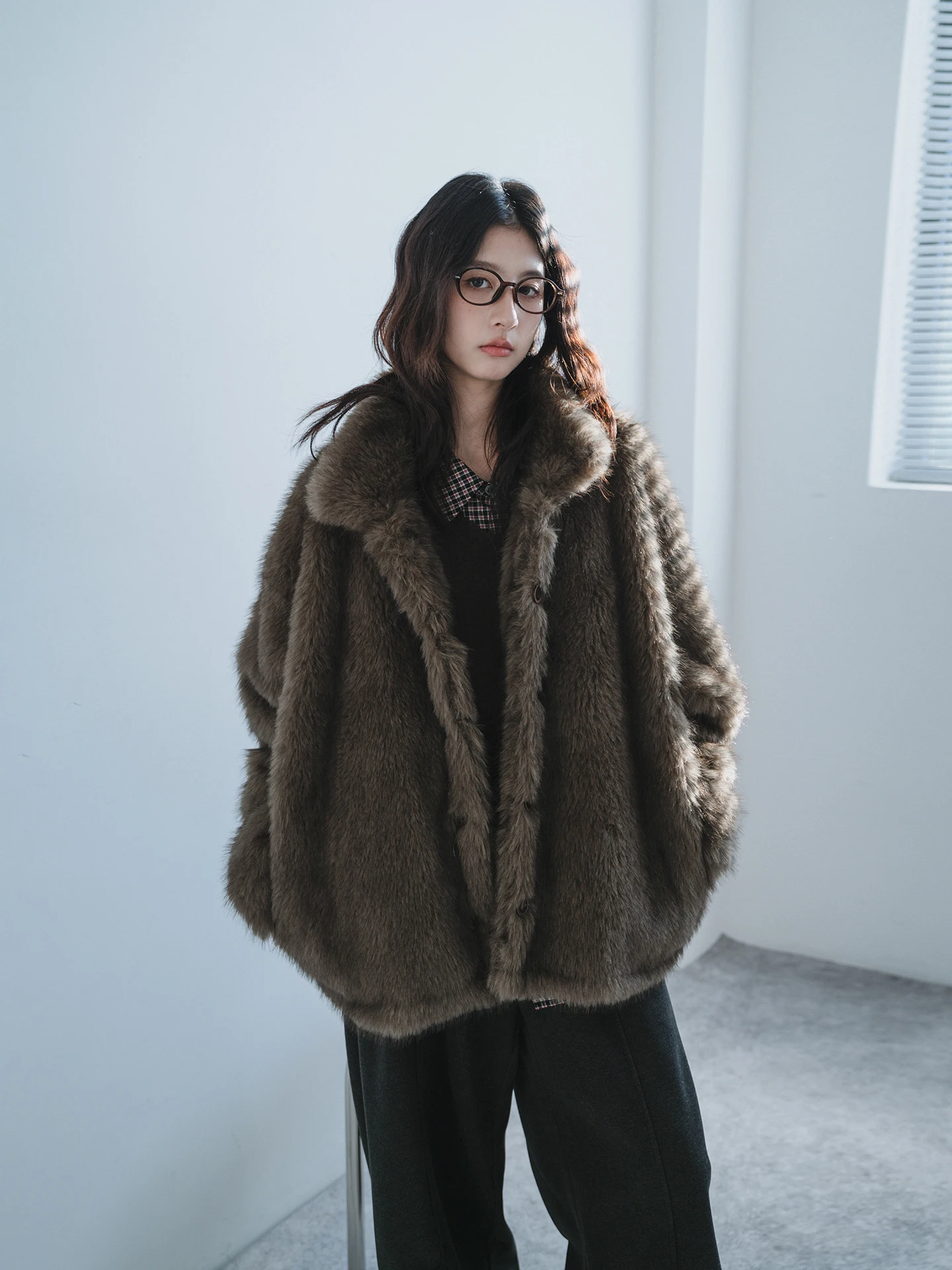 

Утепленная женская зимняя куртка Ele Thiened из искусственного меха и экокожи с серебристым бархатом