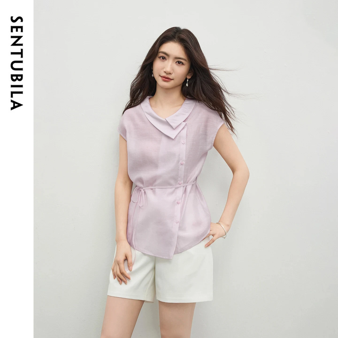 

Модная асимметричная блузка SENTUBILA с отложным воротником, летняя новинка 2026 года, офисная, со съемным поясом и рукавами-воланами, 162CA5906