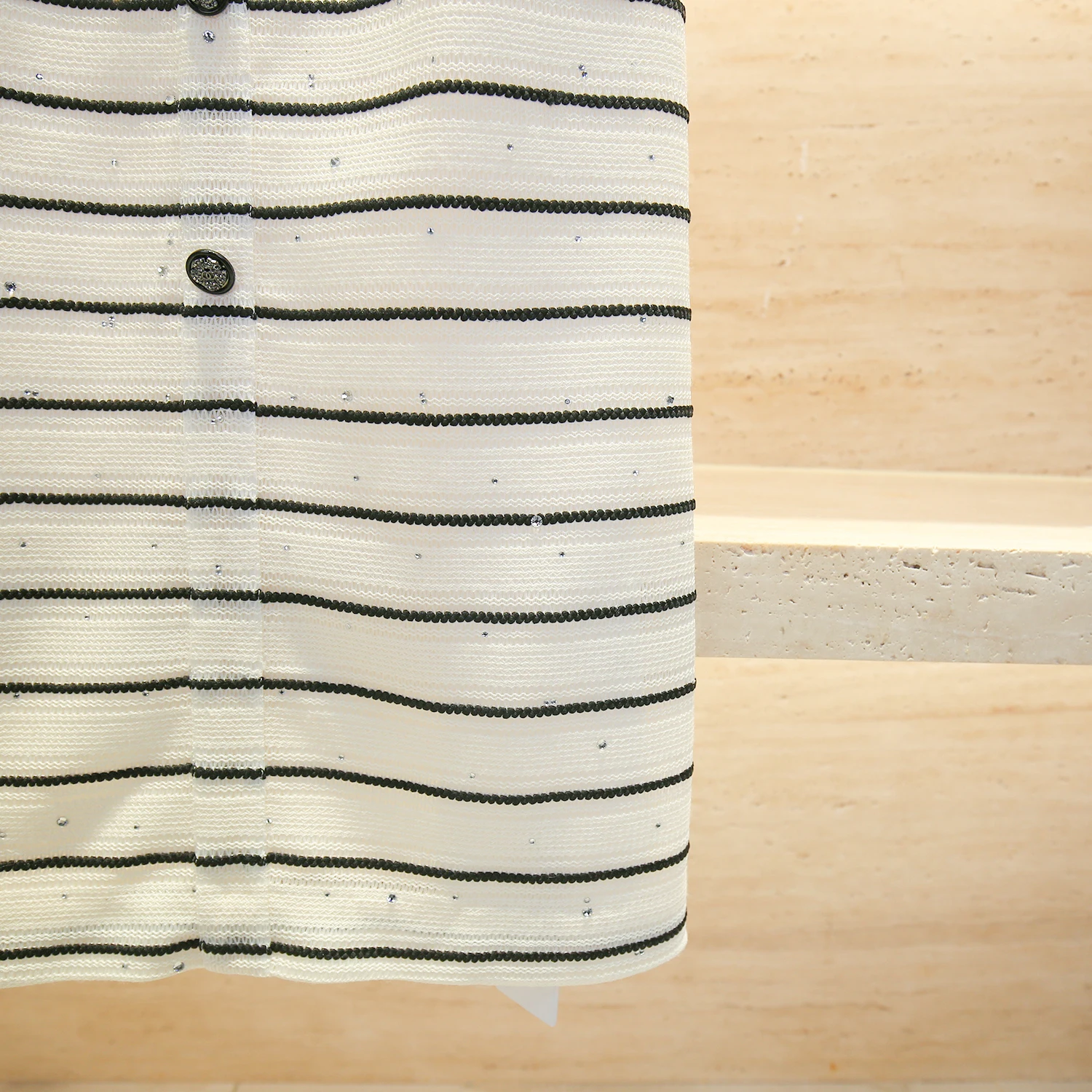 Elegancka letnia spódnica damska w paski, zdobiona diamentami, długa, rozkloszowana, z wysokim stanem.