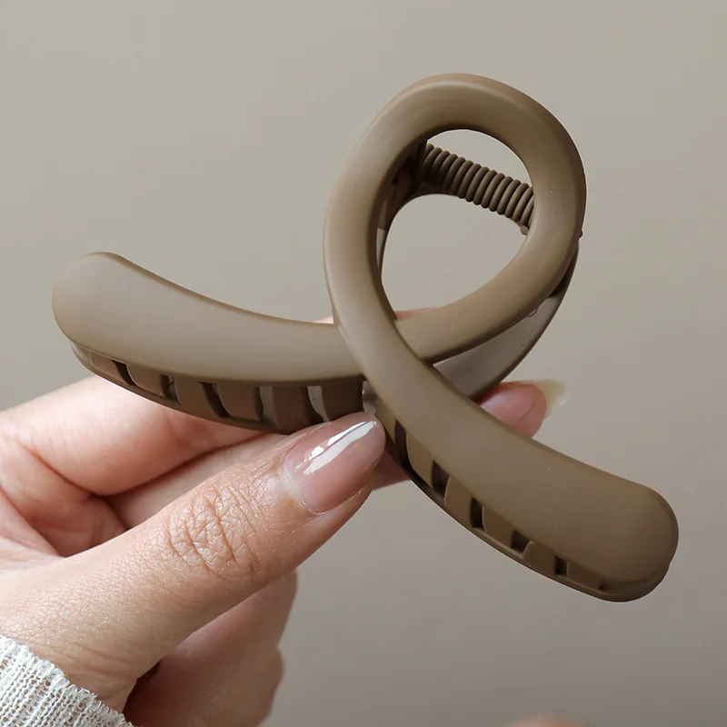 

Simple temperament Medium cross grab clip Premium temperament Back head disc hairpin Daily commuting headgear Hair accessories