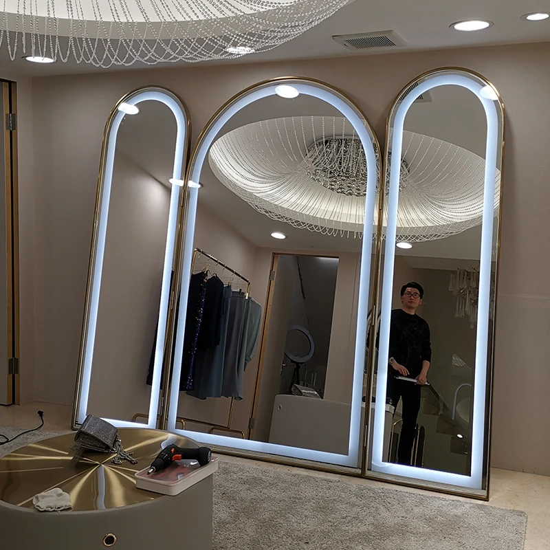 Personalizzato. Personalizzato. Personalizzato. Dimensioni complete Personalizza Negozio di abiti da sposa Hree Fold Colore oro Grande specchio con struttura in metallo a pavimento a figura intera