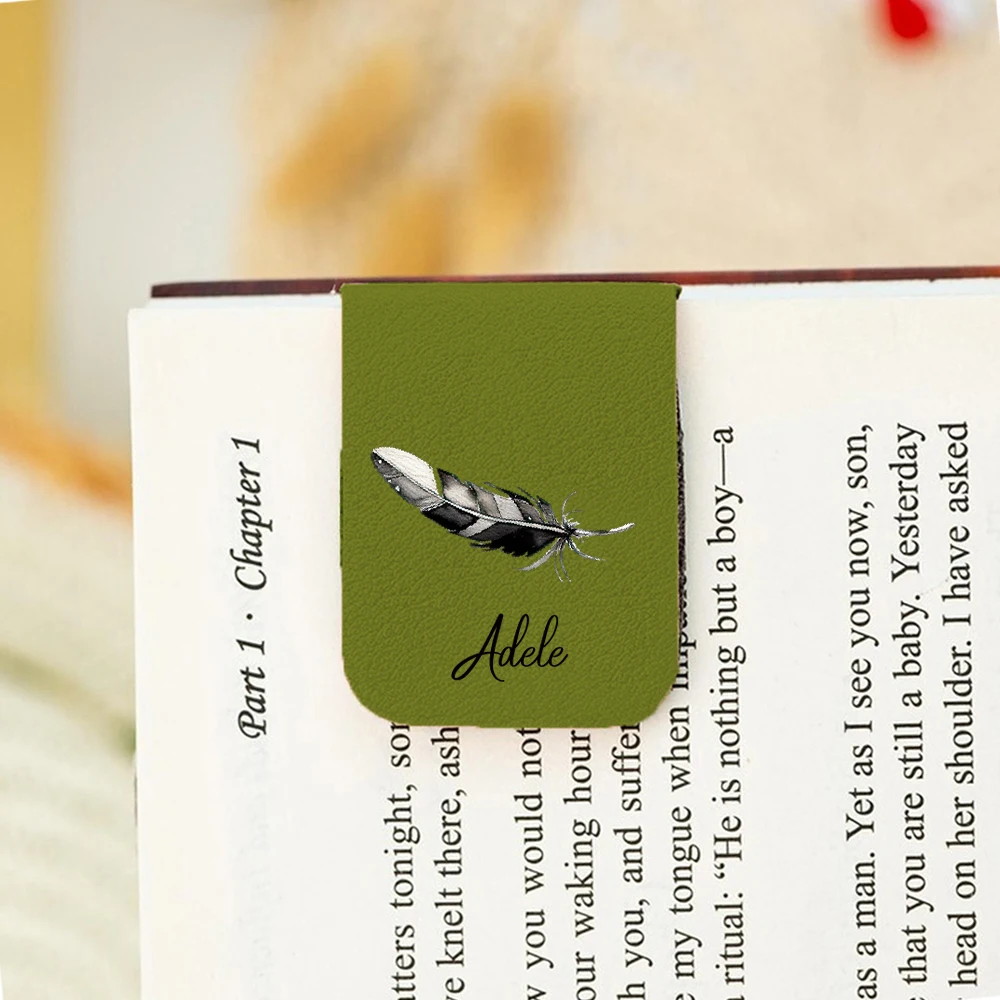 1 قطعة إشارة مرجعية للاسم مع ريشة لطيفة ، إشارة مرجعية من الجلد لطيفة على شكل ريشة لطيفة ، إشارة مرجعية مغناطيسية مخصصة ، هدية عيد ميلاد لمحبي الكتب