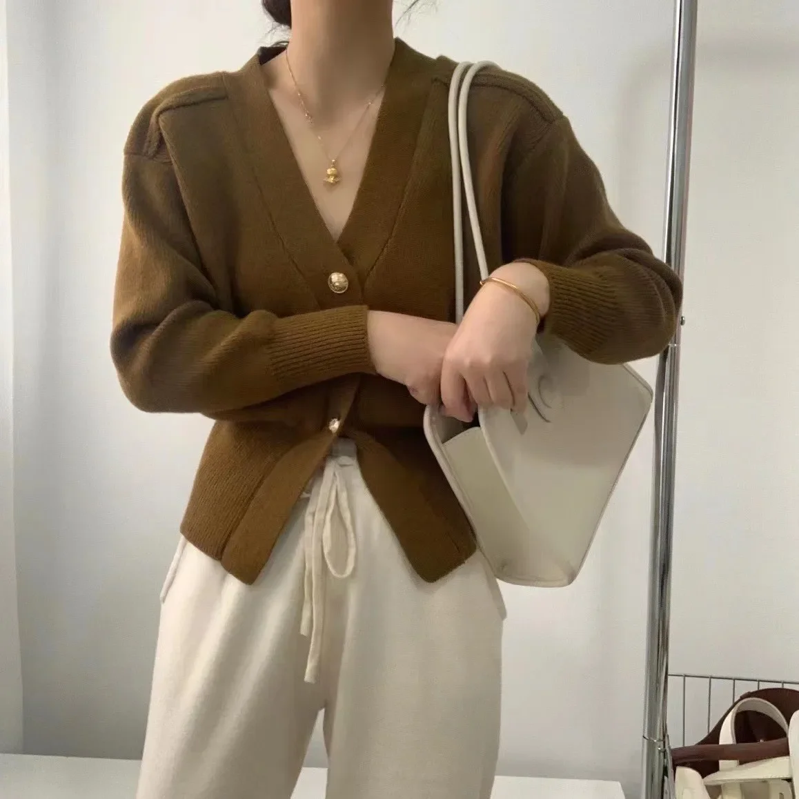 

Spring New V-neck Solid Color Knitted Cardigan Women Loose Simple Single Row Button Temperament Top