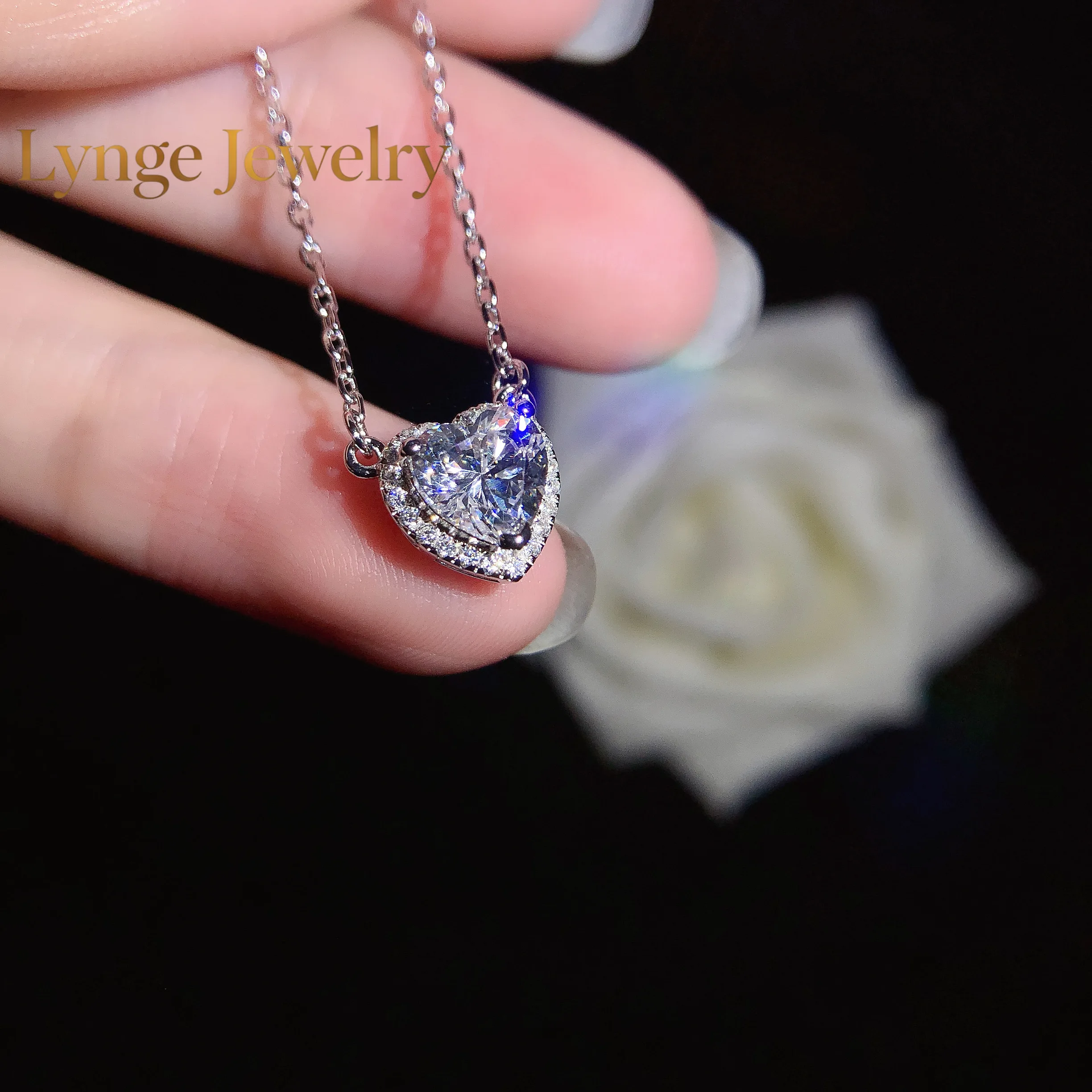 

Lynge Jewelry Romantic 2Ct Heart Shape D VVS1 Moissanite Pendant for Women Luxury Quality 18K White Gold AU750 Wedding Pendant N