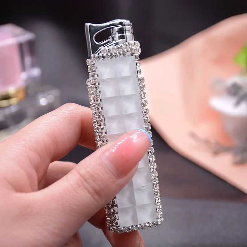 

Diamond Studded Windproof Pink Flame Butane Lighter Compact Elegant Design Personalized Zinc Alloy Women's Fashion Gift
