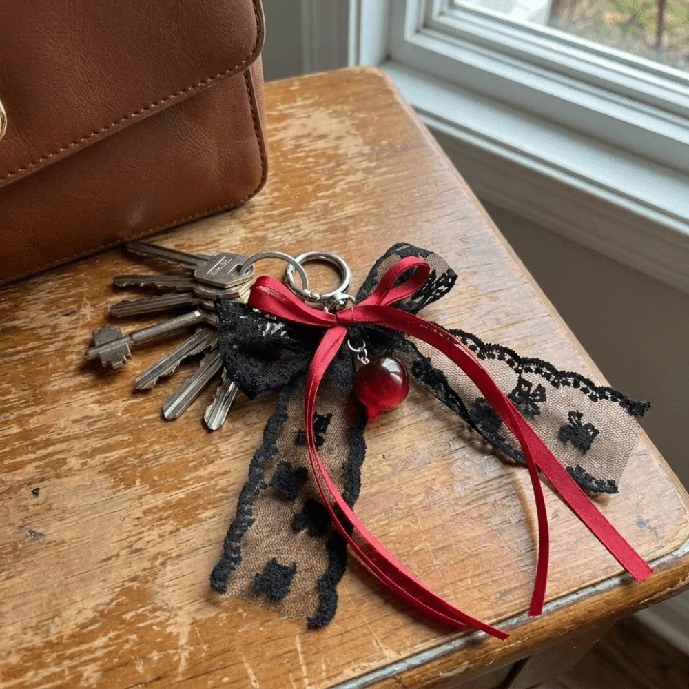 Hollow Design Lace Bow Keychain Exquisite Ornament Lace Texture Ribbon Keyring Heart Pendant Red Black Bag Pendant Holiday Gift