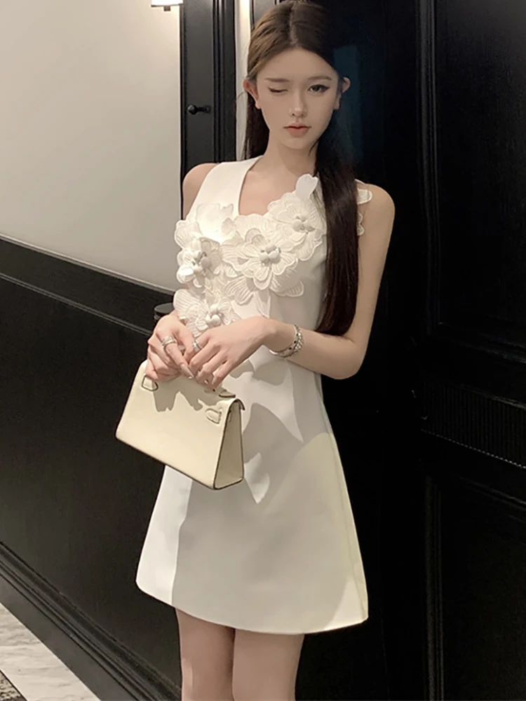 Biała Elegancka Sukienka Mini z Aplikacjami, Dekolt V, Letnia Moda Damska, Bez Rękawów, Codzienna Sukienka 2025 Koreańska Sukienka Bodycon na Imprezę