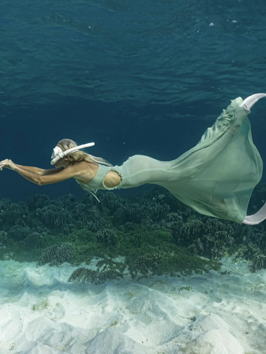 ReddaChic 夏ホルターマーメイドマキシドレス蝶の装飾背中の開いた包帯カットアウト流れるフリル裾ボディコン女性パーティードレス