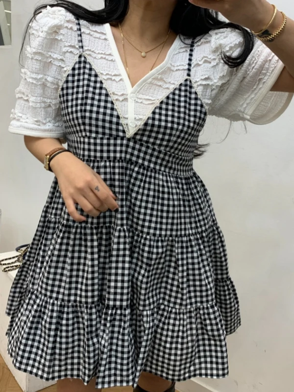 فستان نسائي بياقة هالتر مع حواف مكشكشة وتطريز دانتيل، تصميم ضيق عند الخصر مع طيات وسحاب خلفي، تنورة قصيرة عصرية من القطن بدون...