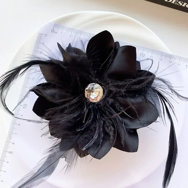 Fashion Handmade Fabric Flower Brooches for Women Feather Crystal Corsage Elegant Wedding Party Jewelry Clothing Accessories