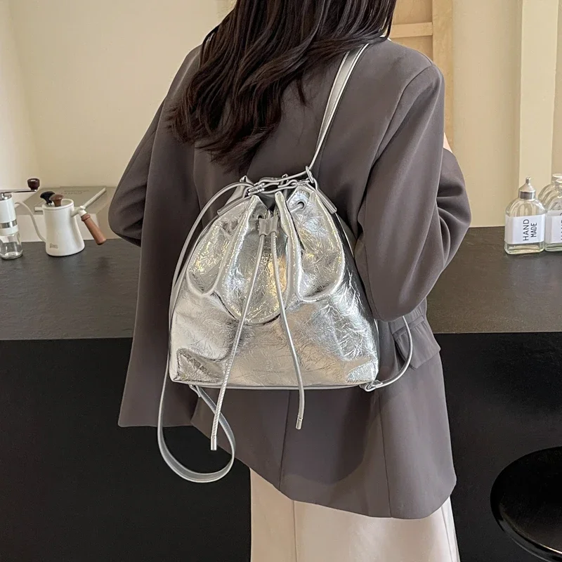 Bolsos de hombro pequeños de cuero PU plateado para mujer, bolsos de moda coreana Y2K, bolso cruzado de cubo, 2024