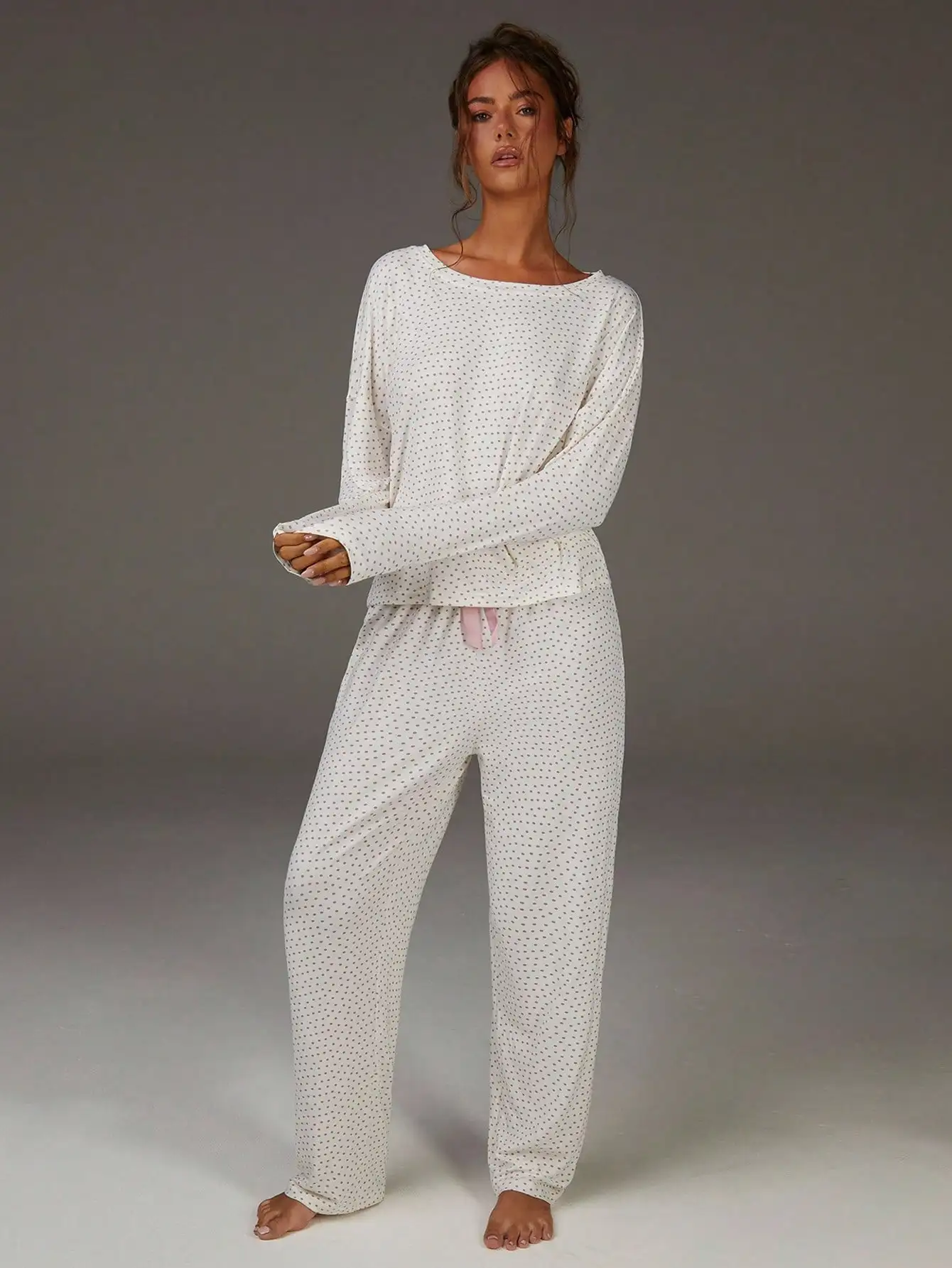 

Женский пижамный комплект в горошек с заниженной линией плеча, бантом спереди и длинными брюками для дома