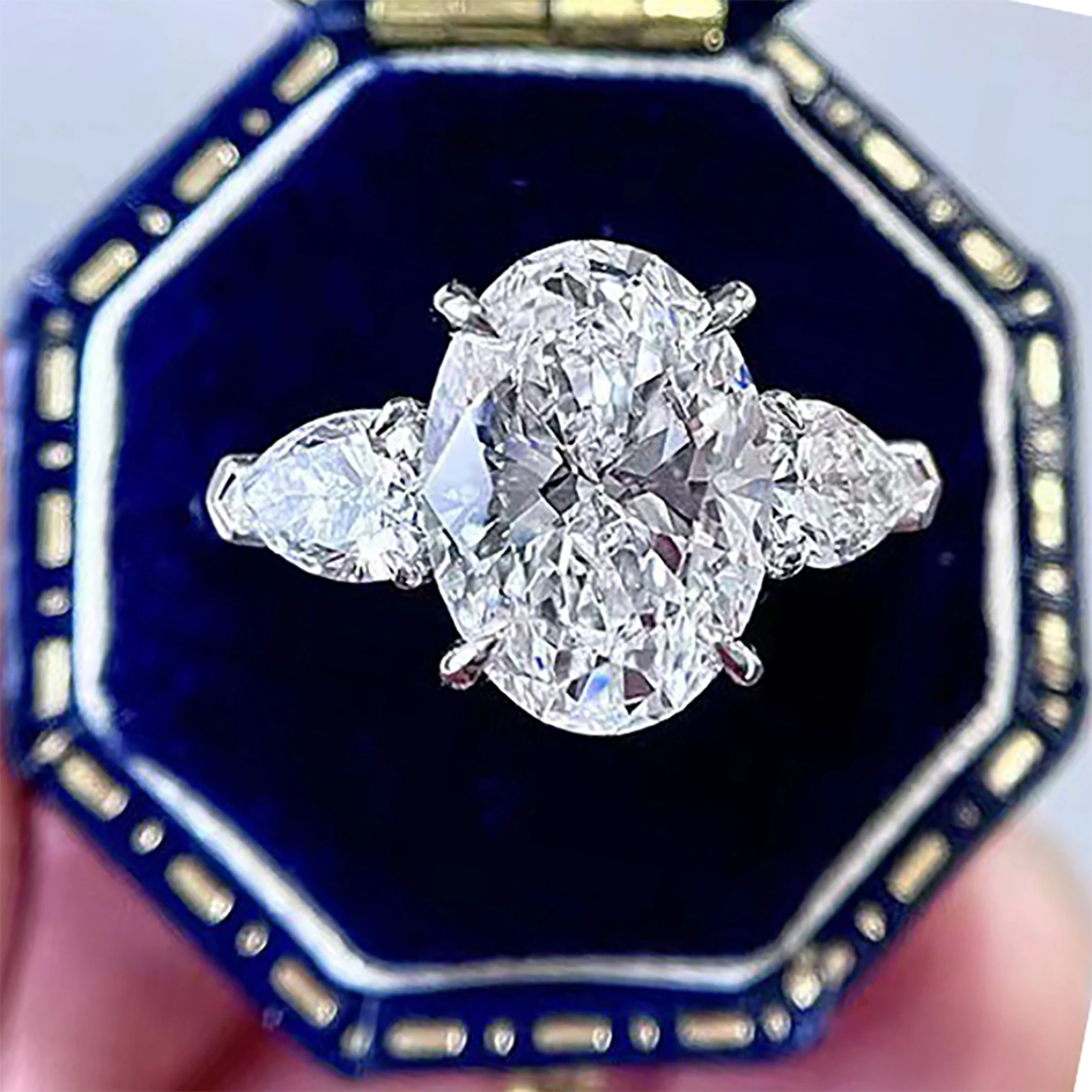 

Ladies' light luxury Tri-Soul Stone Ring, oval-shaped with a pigeon egg design, morganite and diamond ring, high-end engagement