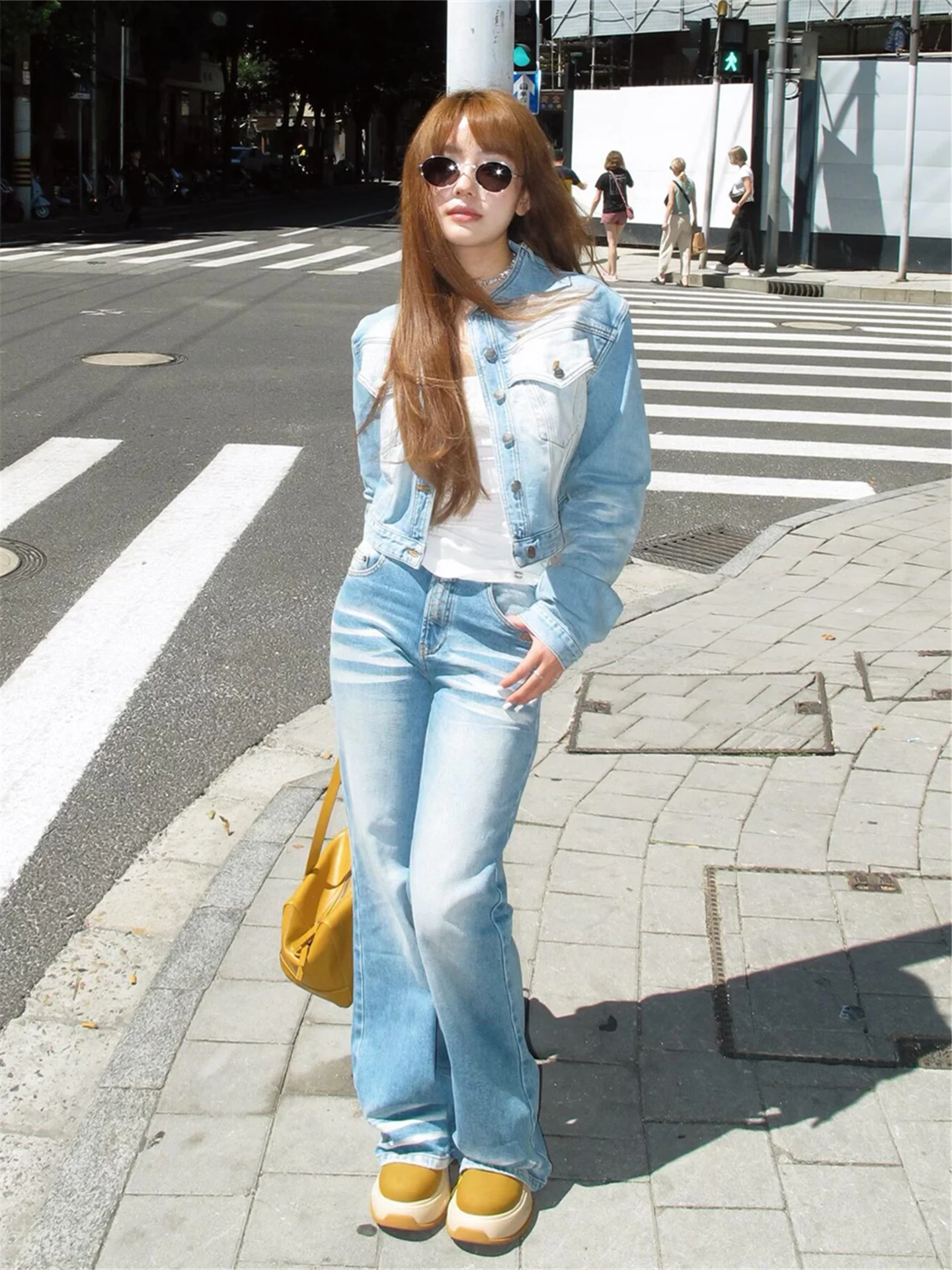 

Американские джинсы в уличном стиле, светло-голубые, широкие, слегка расклешенные, из денима, женские, свободные, струящиеся, с эффектом потертости, повседневные, в пол