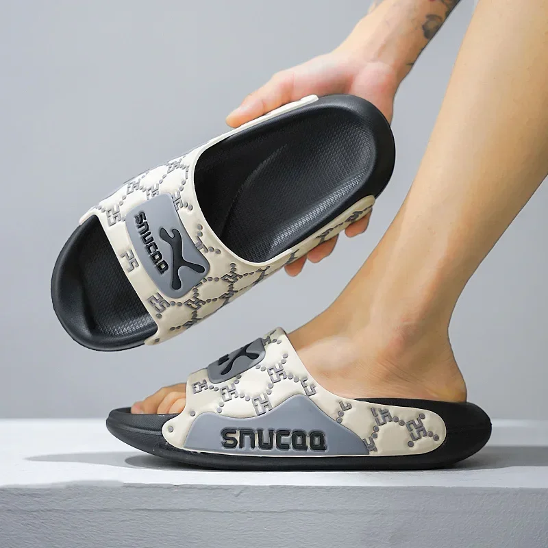 Modne męskie kapcie Lekkie buty plażowe Para butów w stylu casual Antypoślizgowe kapcie łazienkowe Męskie buty ogrodowe na zewnątrz