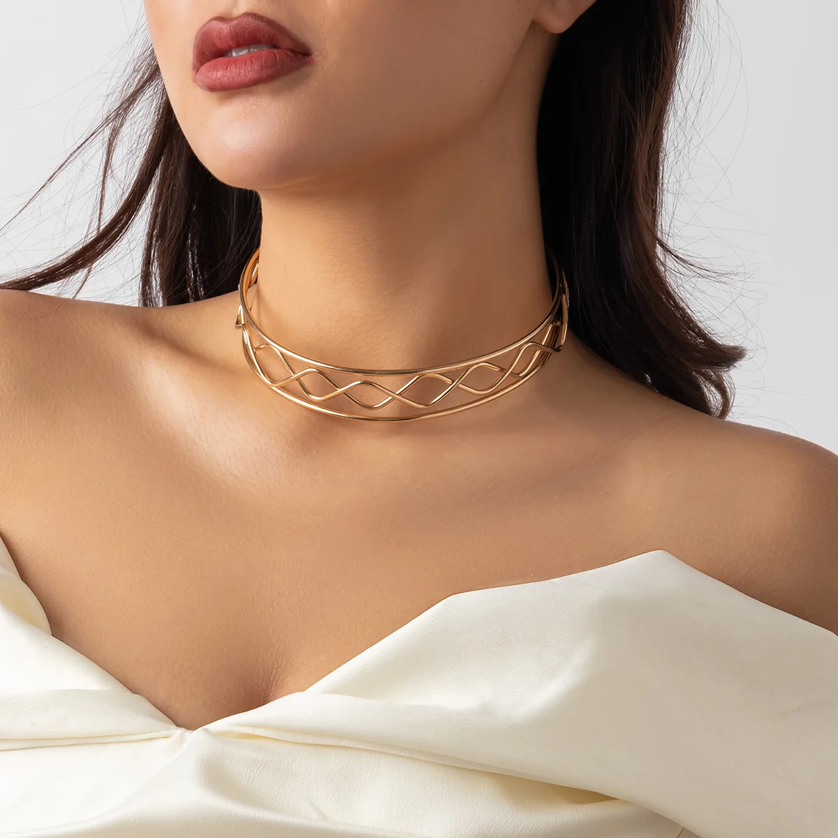 Metal Choker Necklace Open Cross Outline Vintage Refined Premium Jewelry for Women Silver Tone High Quality Durable