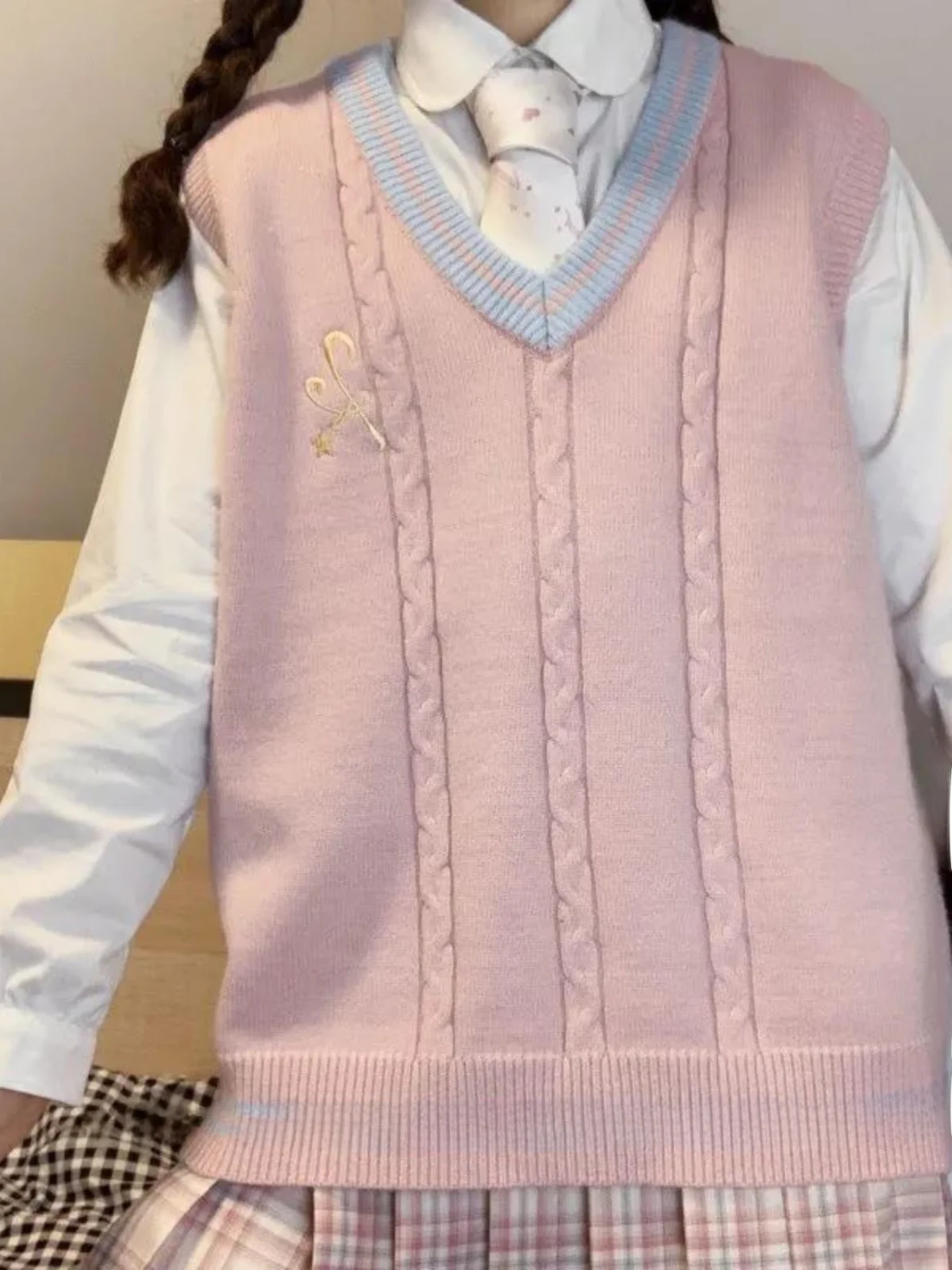 

Свободный вязаный жилет для женщин в университетском стиле с ромбовидной вышивкой, розовый, осенняя новинка, повседневный топ с V-образным вырезом