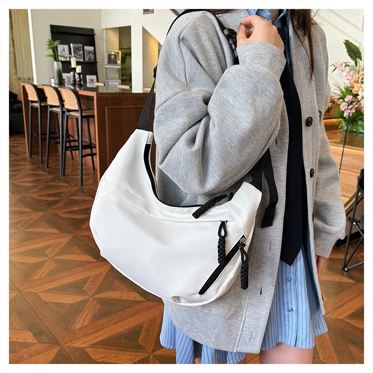 Schlichte und Stilvolle Crossbody Dumpling-Tasche, Leichtgewichtig, Große Kapazität, Umhängetasche, Studenten-Schultertasche, Vielseitige Sporttasche – Detail 18