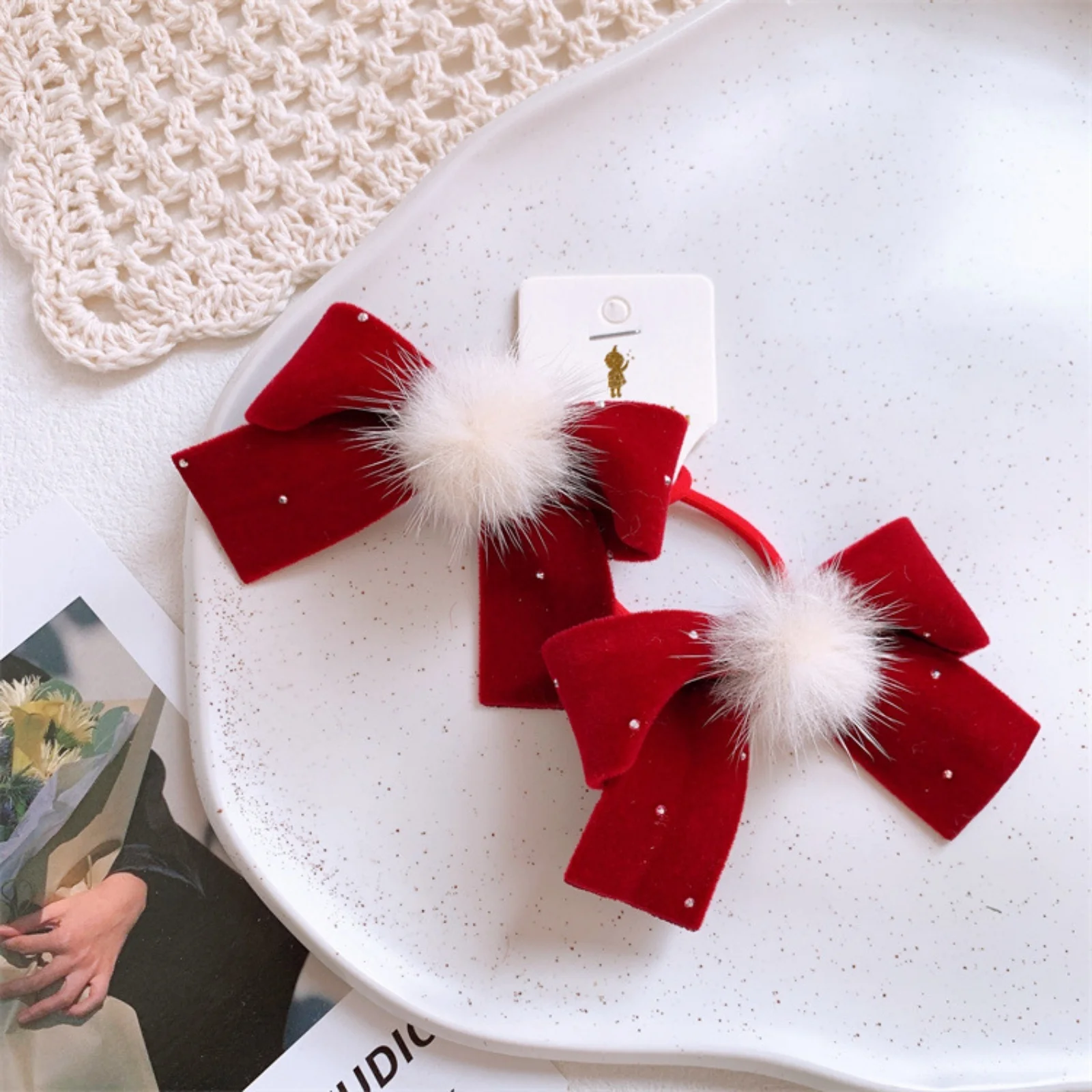 2 Stück rote Samt-Haarspangen für Damen mit Kunstfell-Pompon – süße Haarnadeln für Mädchen, stilvolle Haaraccessoires für Alltag und Party – Detail 3