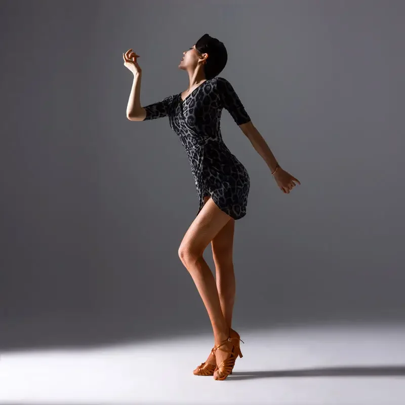 ชุดเต้นรําละตินเสือดาวพิมพ์เต้นรําละตินเครื่องแต่งกายฝึกชุด STAGE Performance ใหม่เต้นรําที่สวยงามเสื้อผ้าเครื่องแต่งกายสีดํา