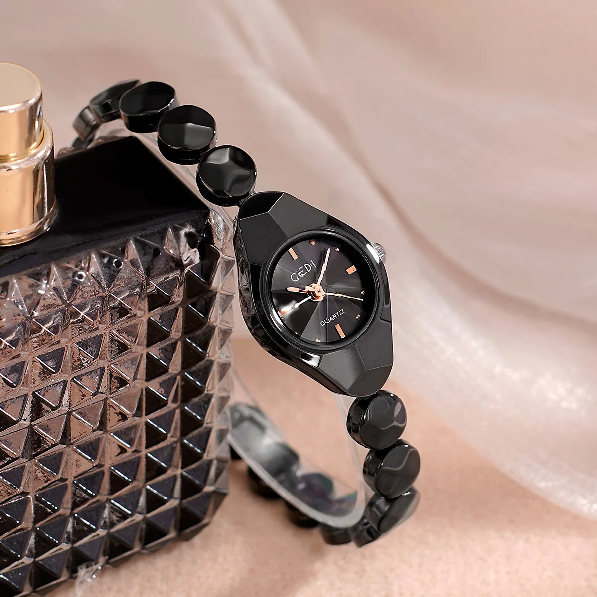 2025 Internet Celebrity Alloy Bracelet Watch Student Niche High-end Quartz W atch Small Exquisite Women's Watch