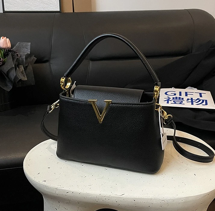 

Зимняя популярная модельерская сумка большой вместимости. Простая универсальная модная женская сумка можно использовать в качестве рождественского подарка. Женская сумка.