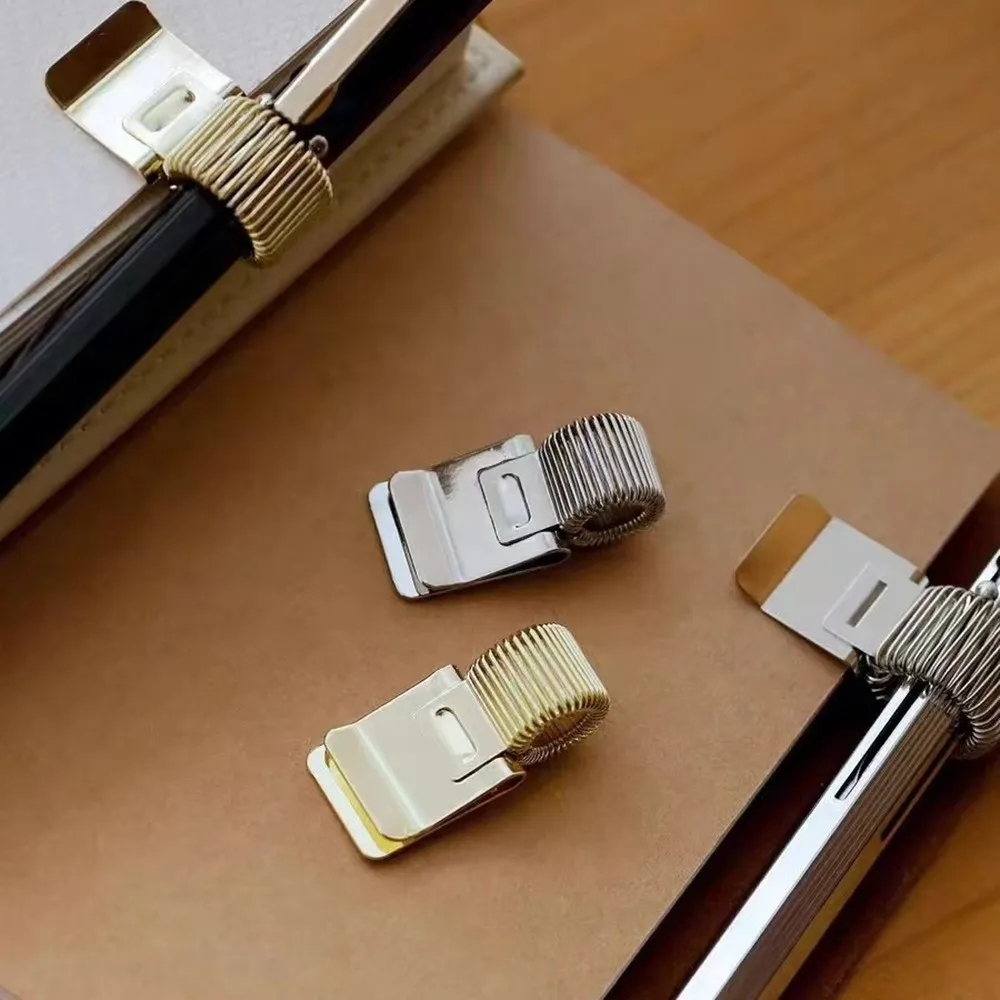 

Металлический держатель-петля для ручки, фиксированный держатель для канцелярских принадлежностей с защитой от потери, металлический держатель для ручек, многофункциональная безопасная ручка, пружинный зажим для ручки