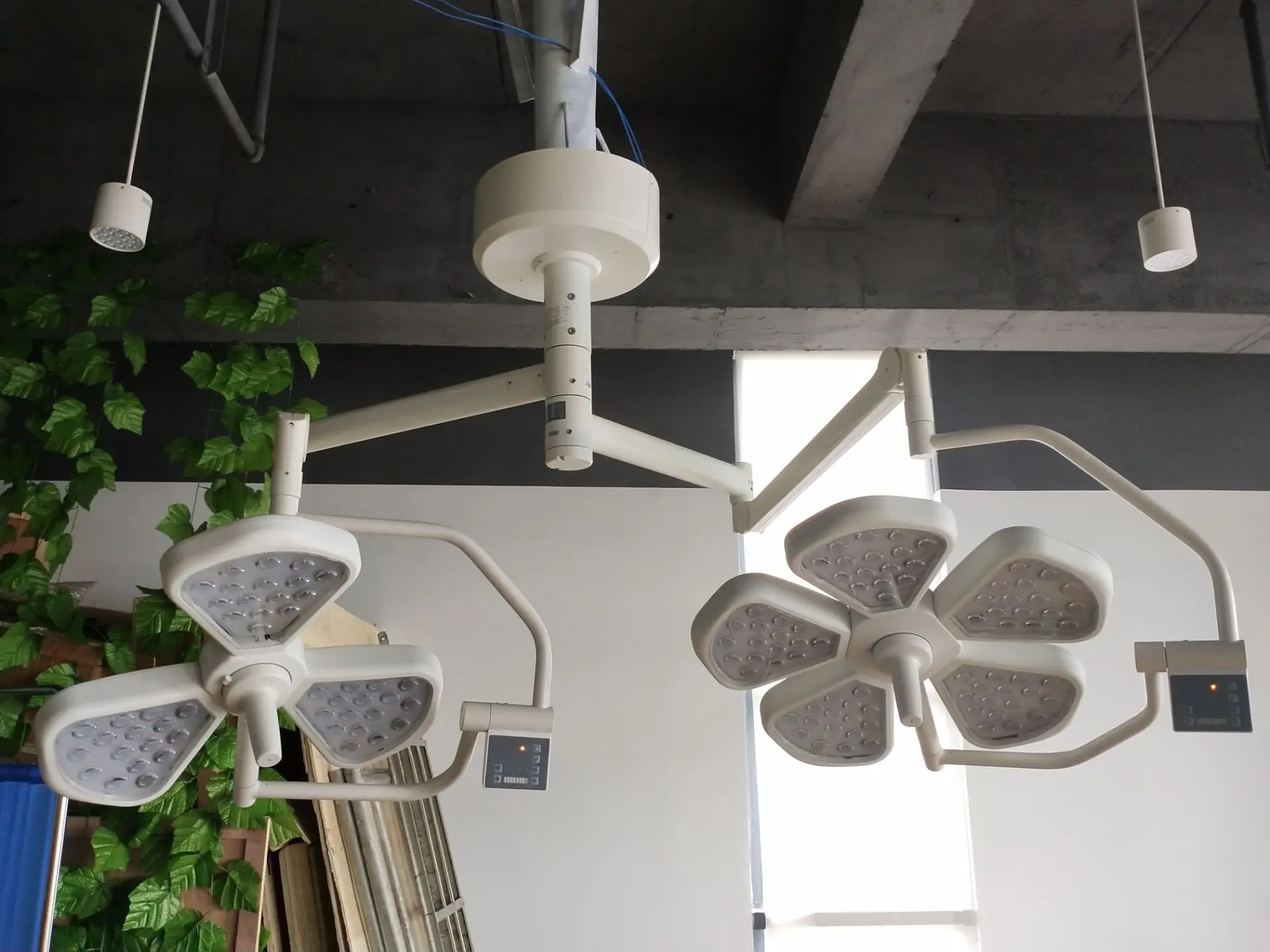 Cheap Price MT Medical Double Camera System Led Operating Lamp Ceiling Five-Petal Led Surgical Shadowless Surgical Light