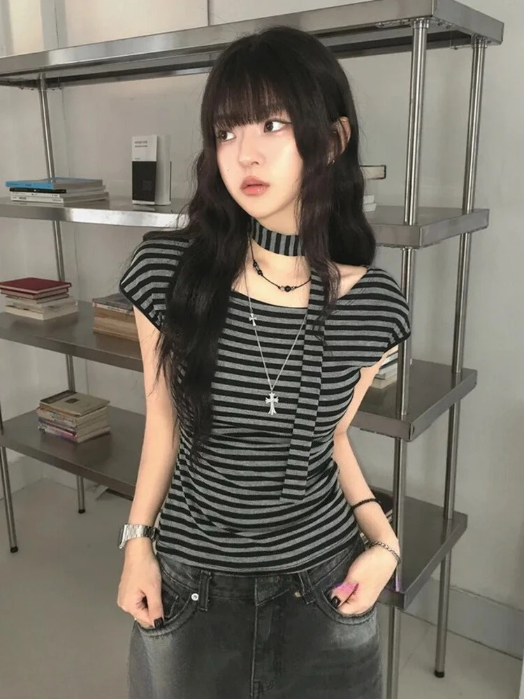 تي شيرت Y2k قصير عتيق لصيف 2025 تي شيرت جمالي مثير بكتف واحد ملابس الشارع الشهير بطباعة رمادية تيشيرتات ضيقة Harajuku قاع