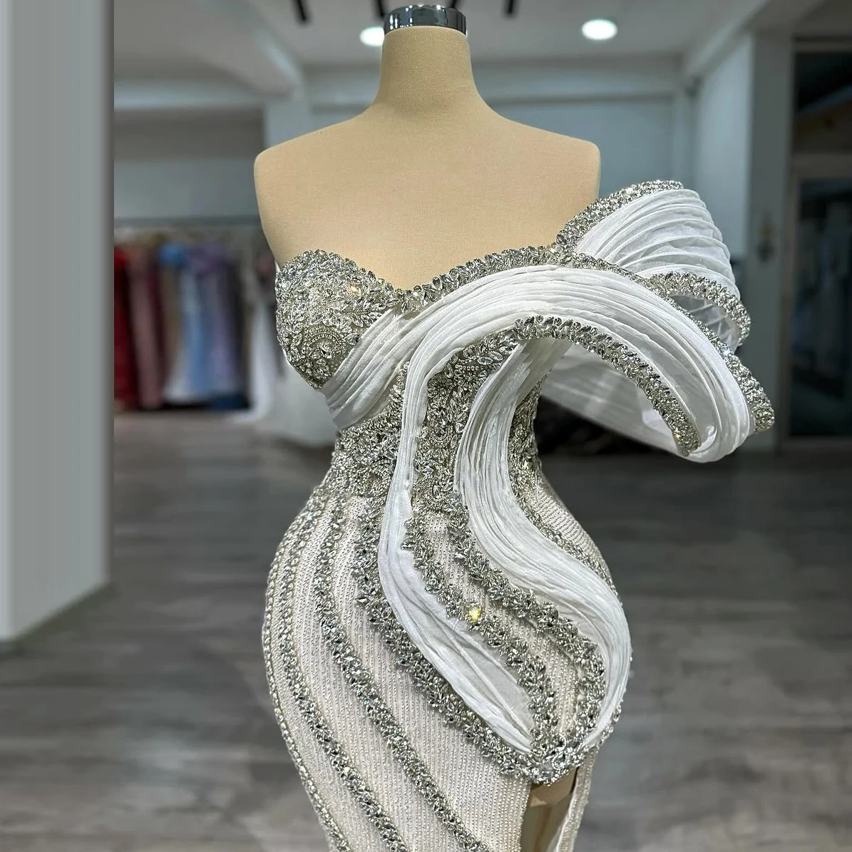 

Fashion White Long Mermaid Evening Dresses with Side Slit Crystal Asymmetric Off-Shoulder Women Split Party Dress Customized