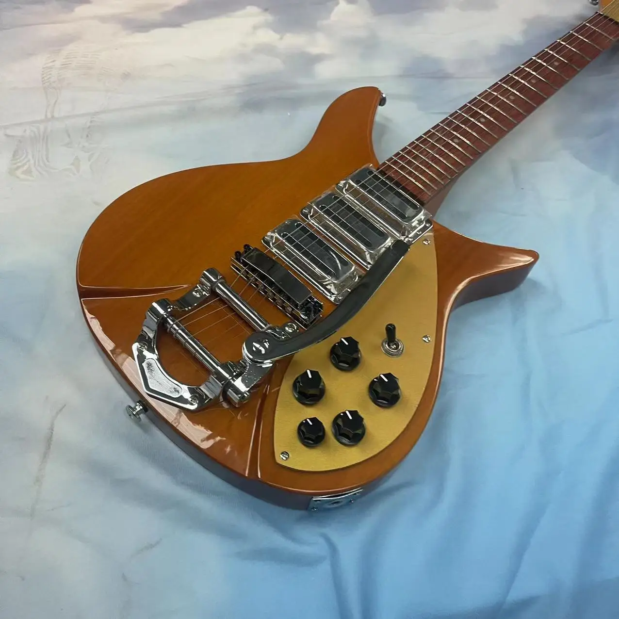 Rickenbacker electric guitar 6-string integrated electric guitar, with a natural wood color body, gold protective plate, high gl