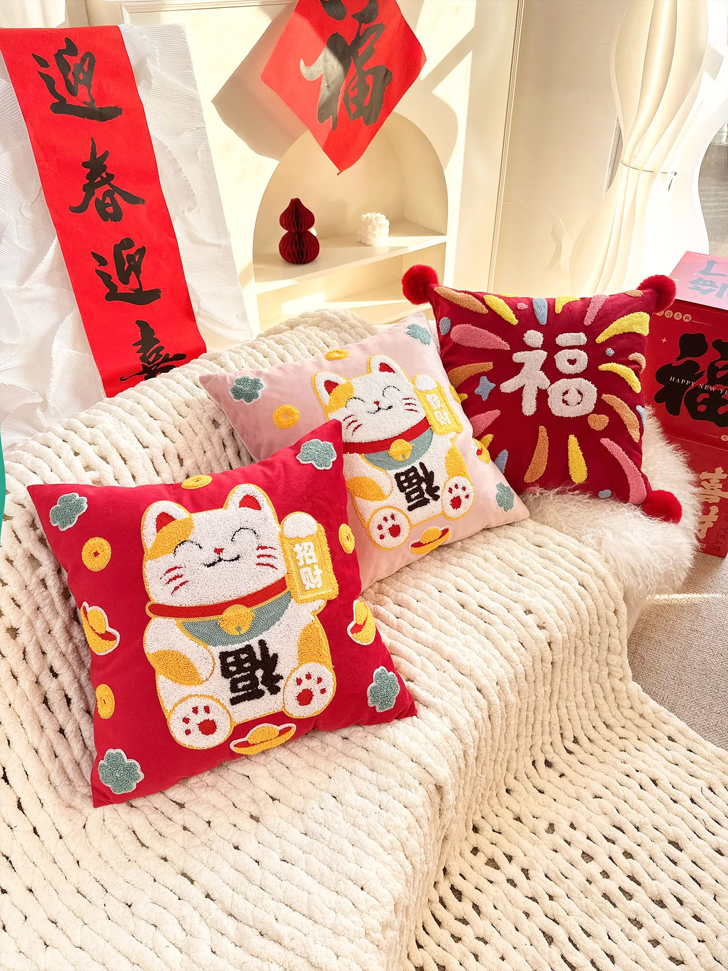 

Новогодняя вышитая подушка 2026 года: на удачу, привлекающая богатство, с рыбой кои, красная. Идеальный подарок для дома и офиса.