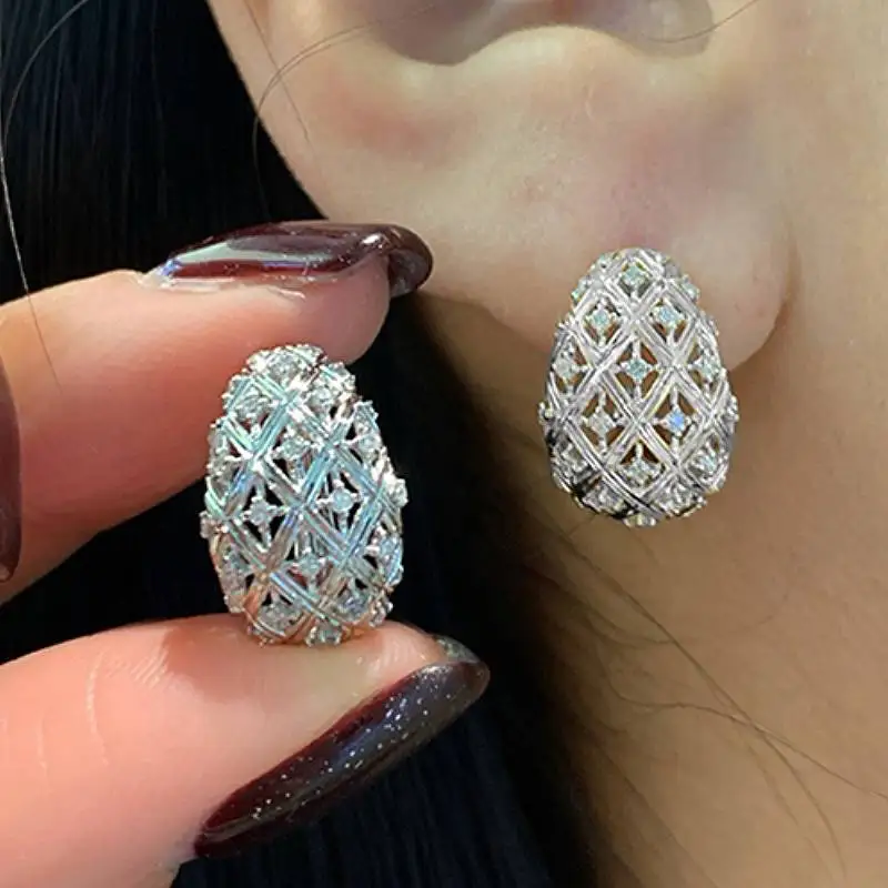 Huitan Kreolen für Damen mit hohlem Kreuzdesign, geometrisch geformt, trendige Party-Accessoires, eleganter Luxusschmuck mit Zirkonia