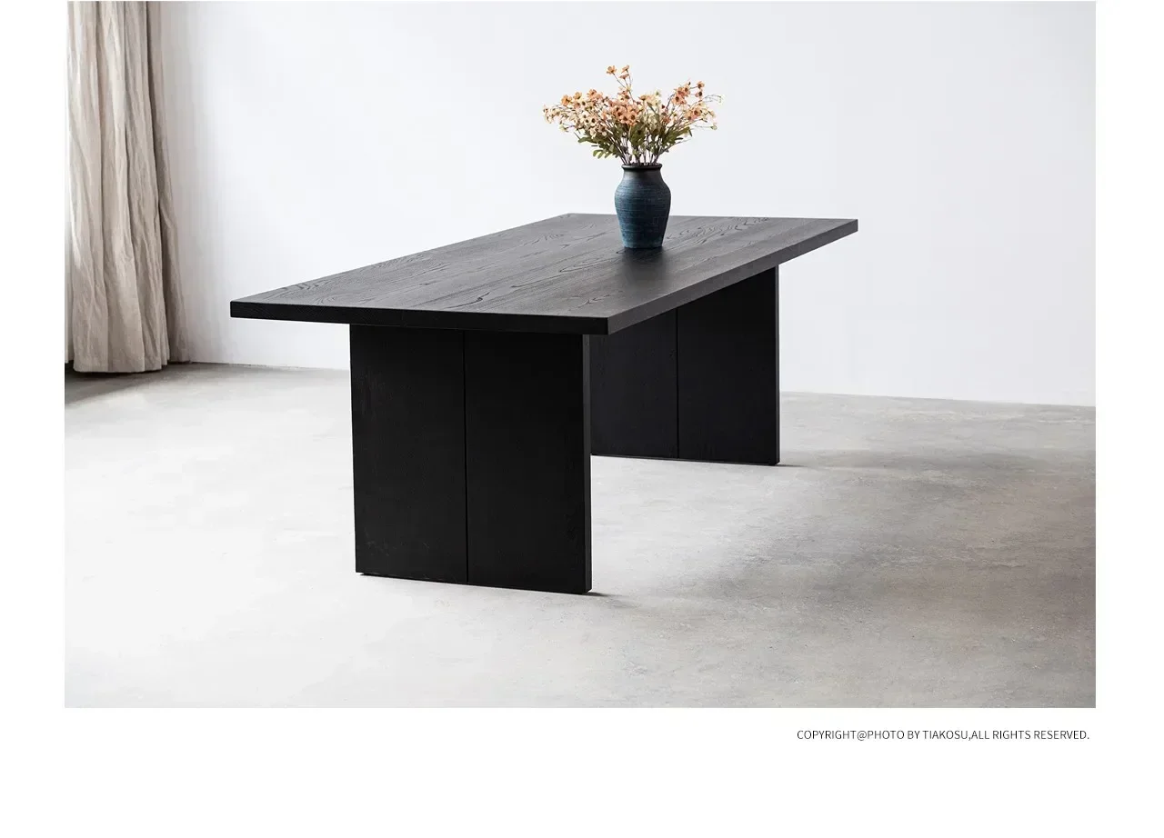 Scrivania lunga minimalista italiana in legno massello Tavolo da tavolo grande in legno nero Banco da lavoro moderno per conferenze e negoziazioni creative