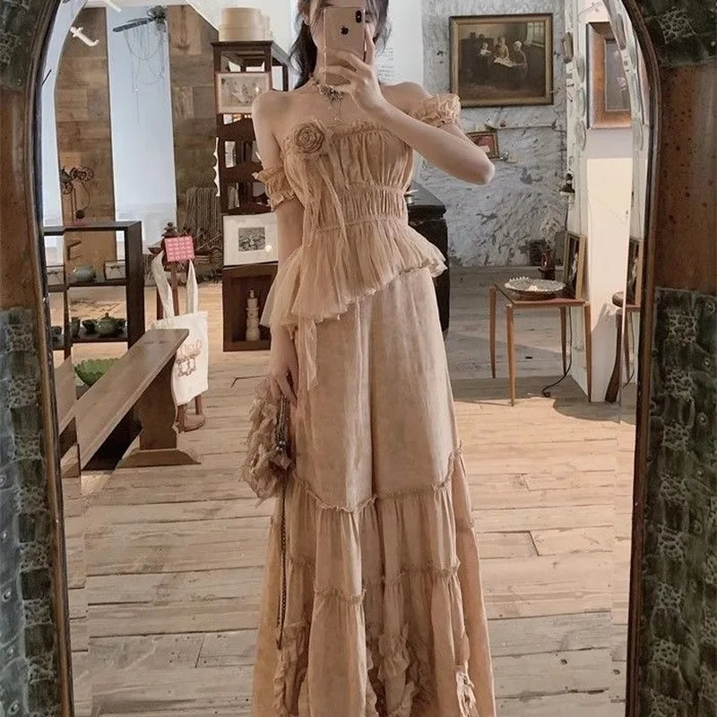 Completo due pezzi estivo da donna: top a fascia con spalle scoperte e fiori 3D, pantaloni a vita alta a gamba larga, stile chic e dolce