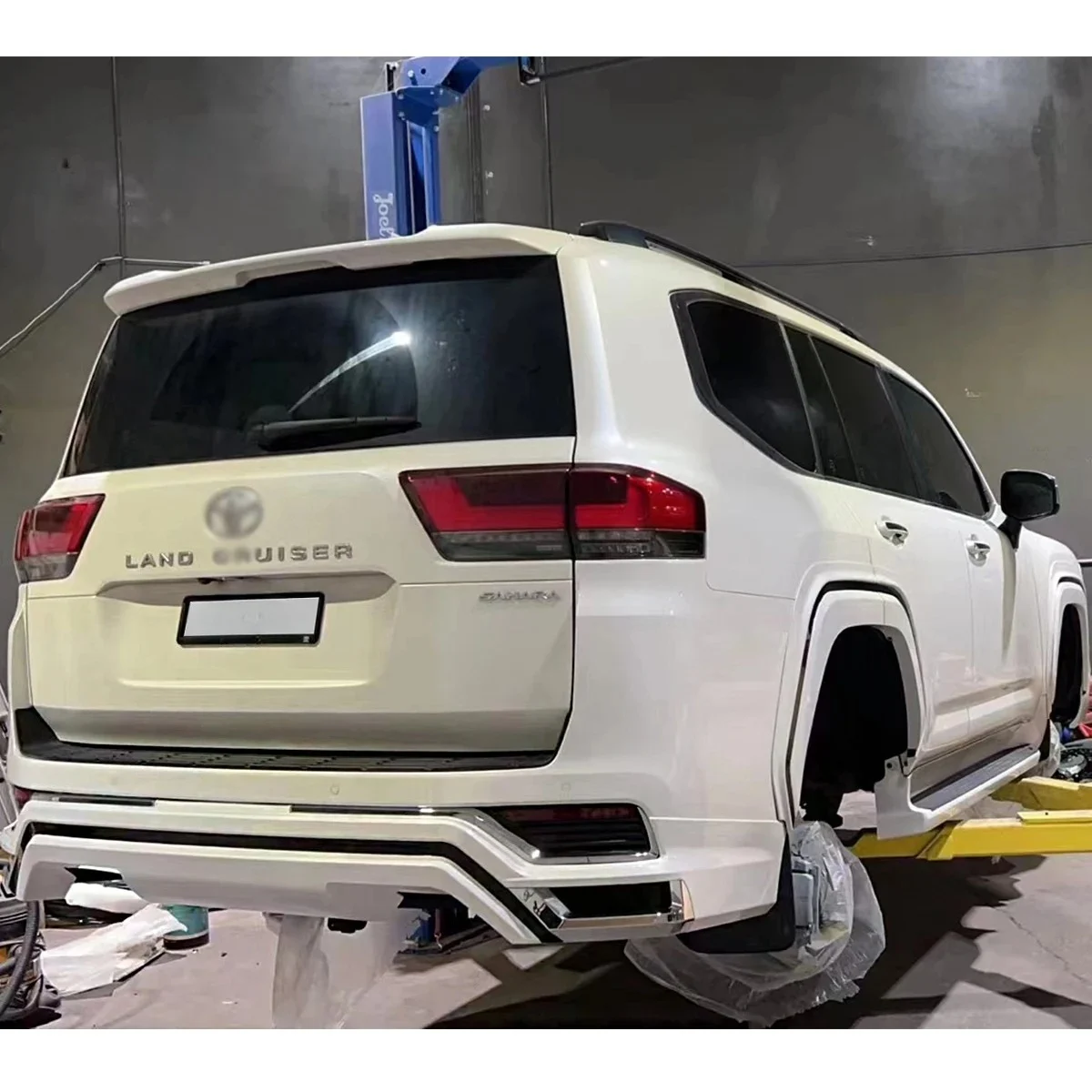 طقم هيكل جديد لسيارة Toyota LC300 VX 2022- تم تعديله إلى طراز ZX، بما في ذلك مجموعات المصد الأمامي والخلفي.