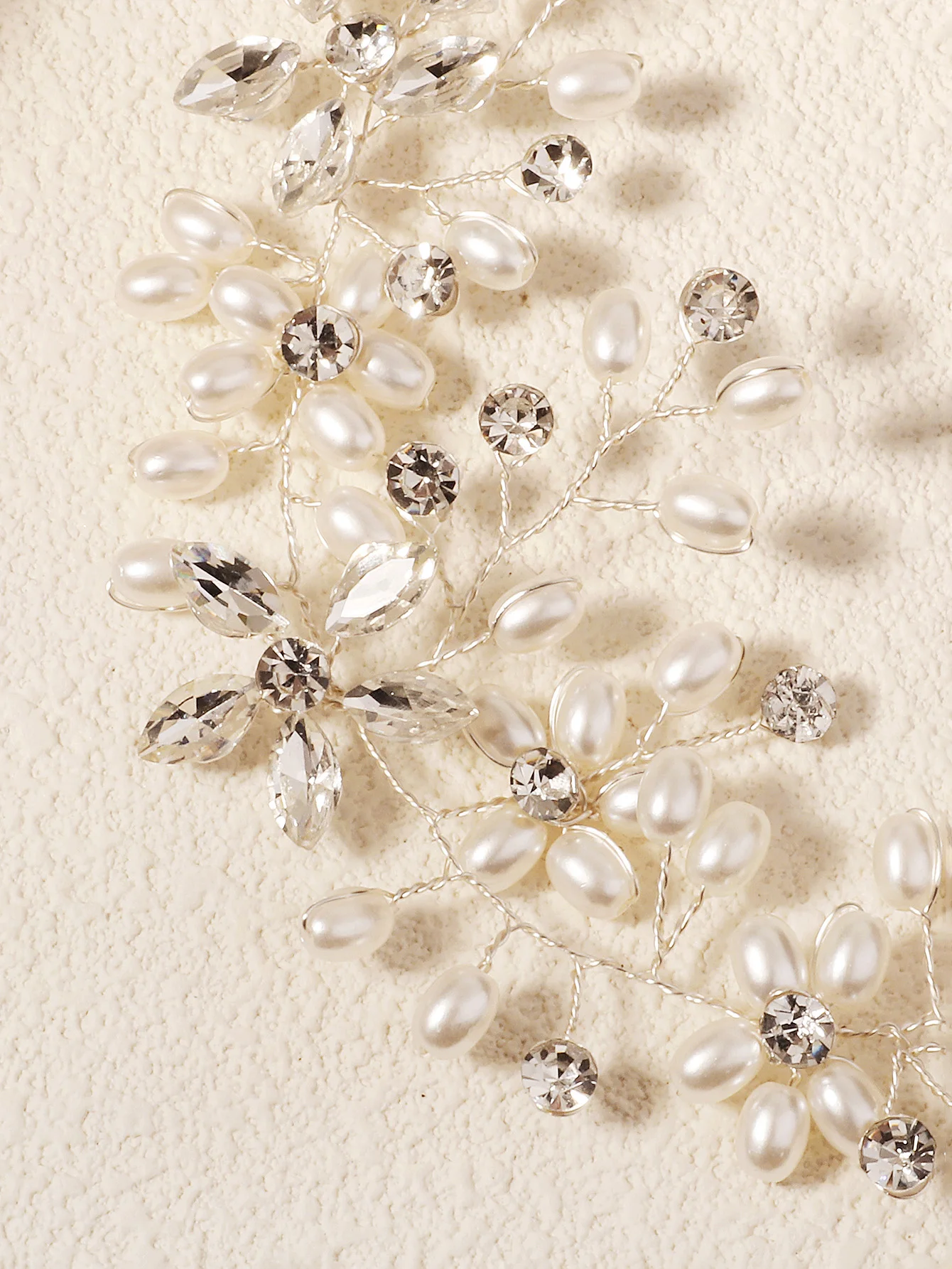 Eleganter Silberner Blumen-Haarkranz mit Perlen und Strass für Hochzeiten, Flexibles Braut-Haarband für Hochzeitsfrisuren, Abschlussball und Partys, Braut-Haaraccessoires für Damen – Detail 5