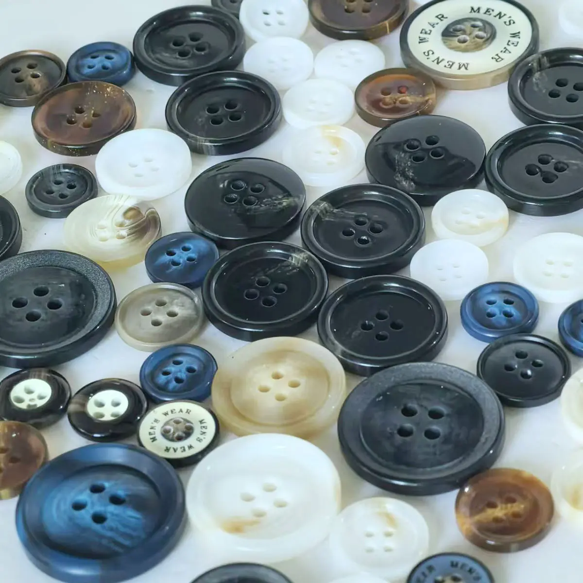 

60PCS Resin Sewing Buttons 4 Holes Mixed Size Random Handicrafts Decorative Accessories Knitting Garment Material Bag 15-30mm